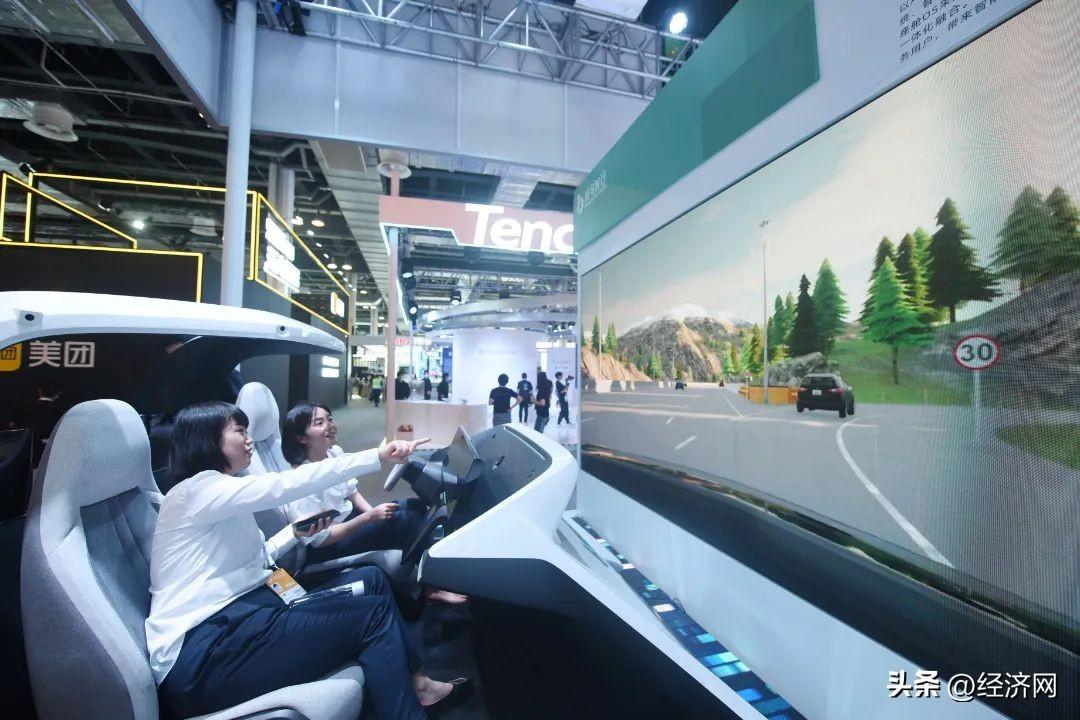 观众在2021世界人工智能大会博览会上体验智能驾驶