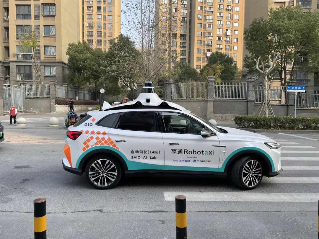 活跃在嘉定区街头的robotaxi测试车