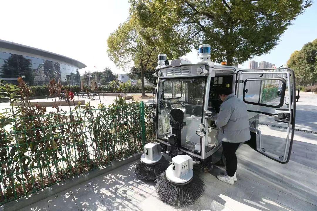 9辆自动驾驶清扫车在上海嘉定测试，可替代25名环卫工人